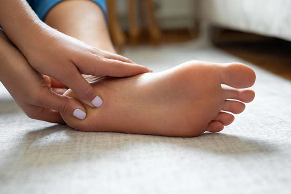🌿👣 **Discover Relief from Plantar Fasciitis Pain with Our Specialized Treatment!** 👣🌿