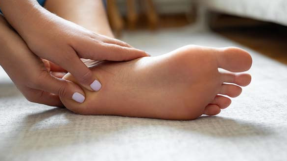 🌿👣 **Discover Relief from Plantar Fasciitis Pain with Our Specialized Treatment!** 👣🌿